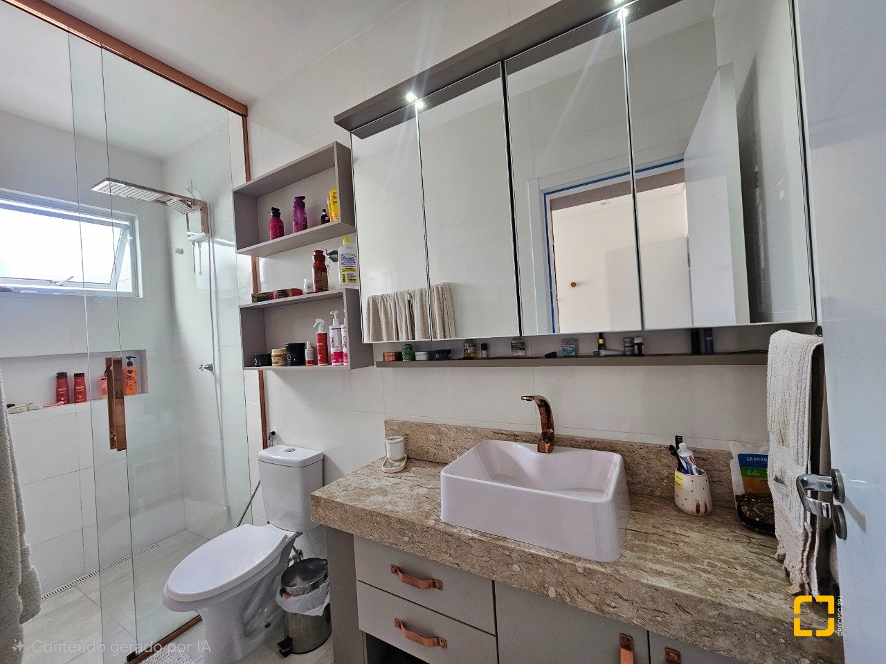 Casa com 120m², 3 quartos (sendo 2 suítes), 2 garagens, no bairro Areias em São José