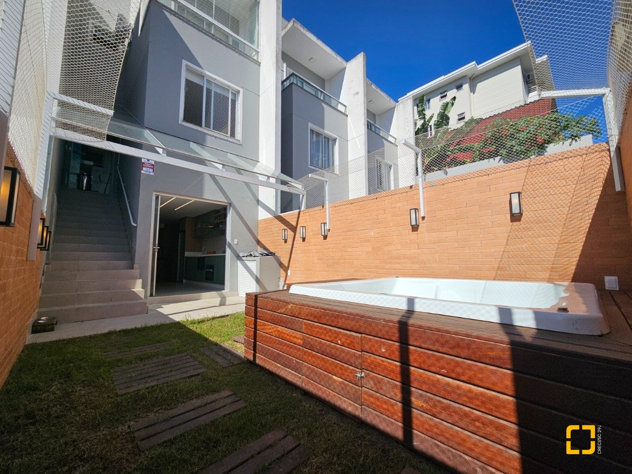 Casa com 120m², 3 quartos (sendo 2 suítes), 2 garagens, no bairro Areias em São José