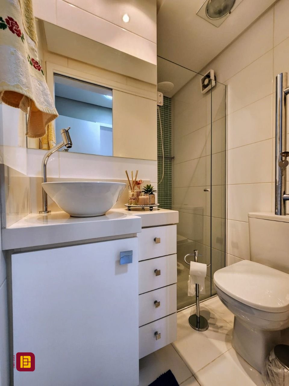 Apartamento com 66m², 3 quartos (sendo 1 suíte), 2 garagens, no bairro Centro em Florianópolis