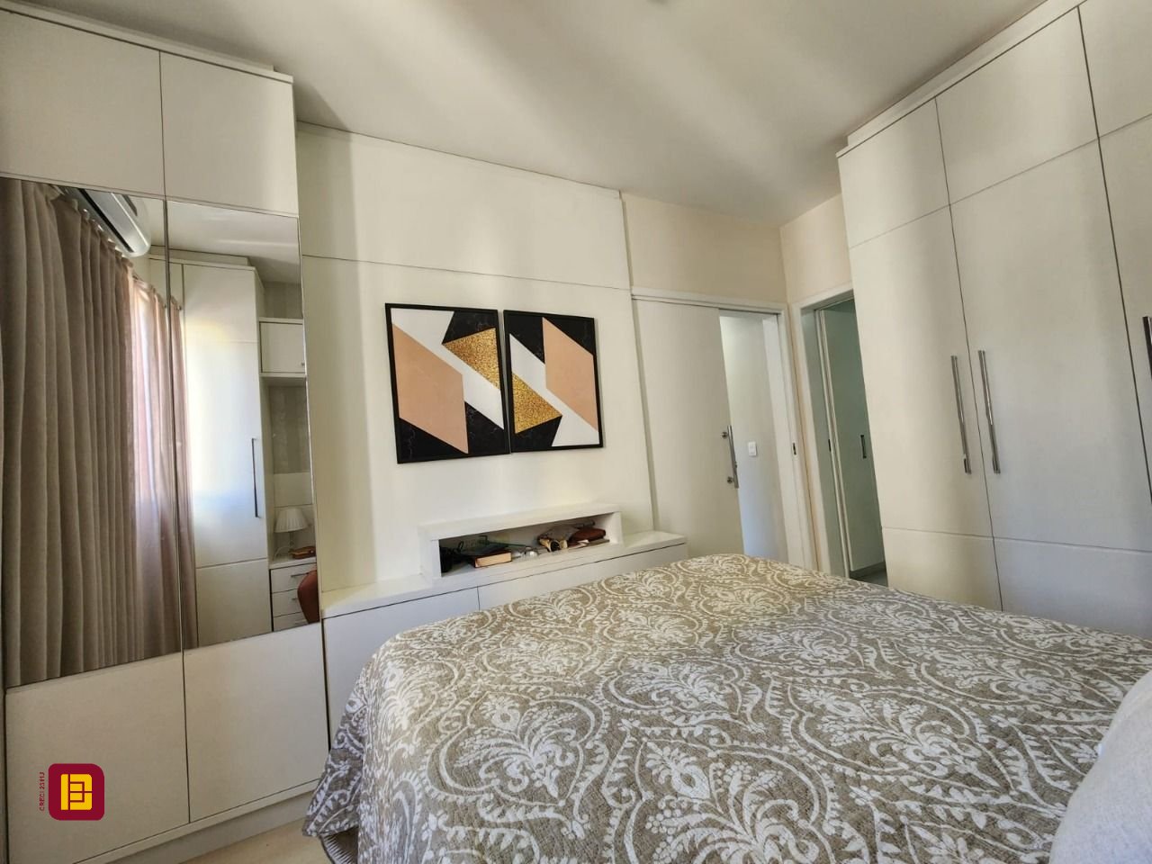 Apartamento com 66m², 3 quartos (sendo 1 suíte), 2 garagens, no bairro Centro em Florianópolis