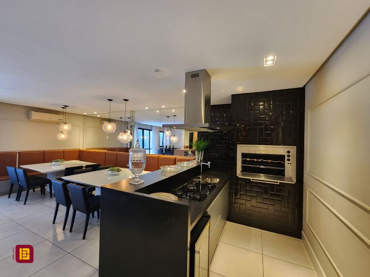 Apartamento com 66m², 3 quartos (sendo 1 suíte), 2 garagens, no bairro Centro em Florianópolis
