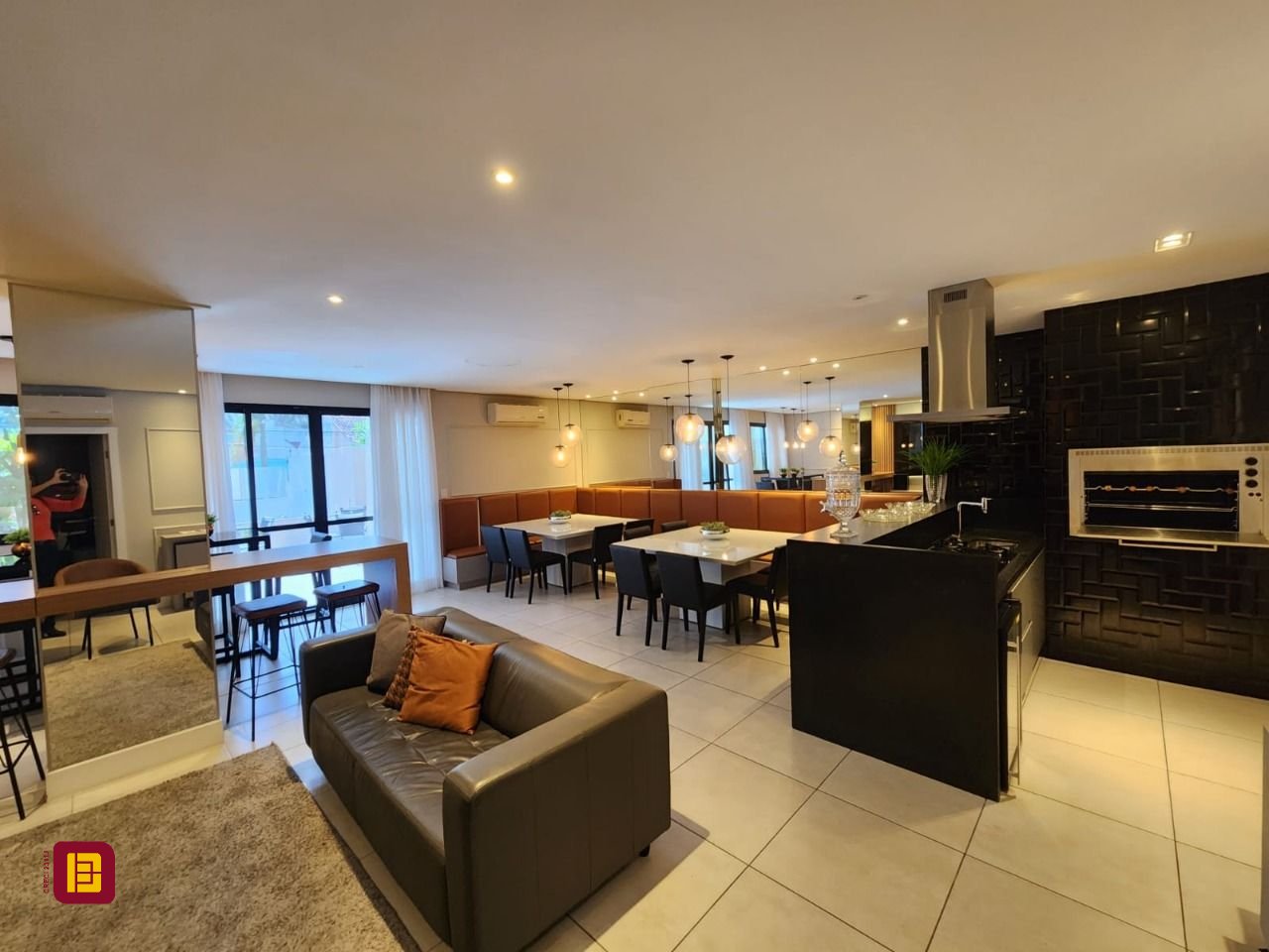 Apartamento com 66m², 3 quartos (sendo 1 suíte), 2 garagens, no bairro Centro em Florianópolis