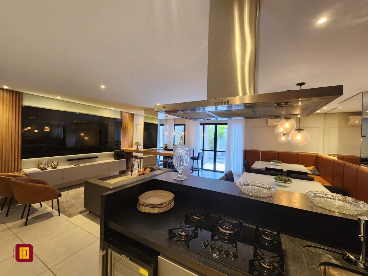 Apartamento com 66m², 3 quartos (sendo 1 suíte), 2 garagens, no bairro Centro em Florianópolis