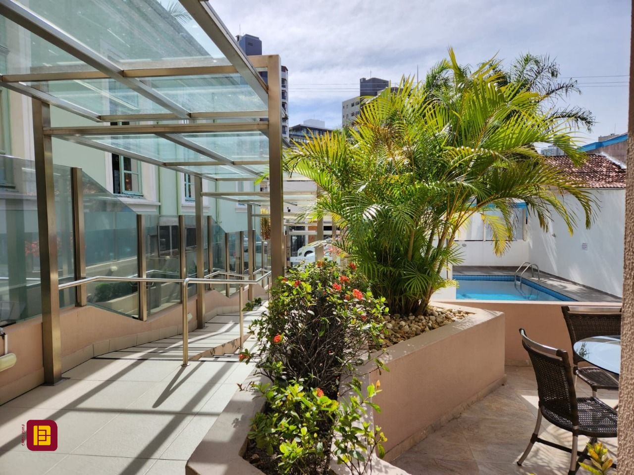 Apartamento com 66m², 3 quartos (sendo 1 suíte), 2 garagens, no bairro Centro em Florianópolis