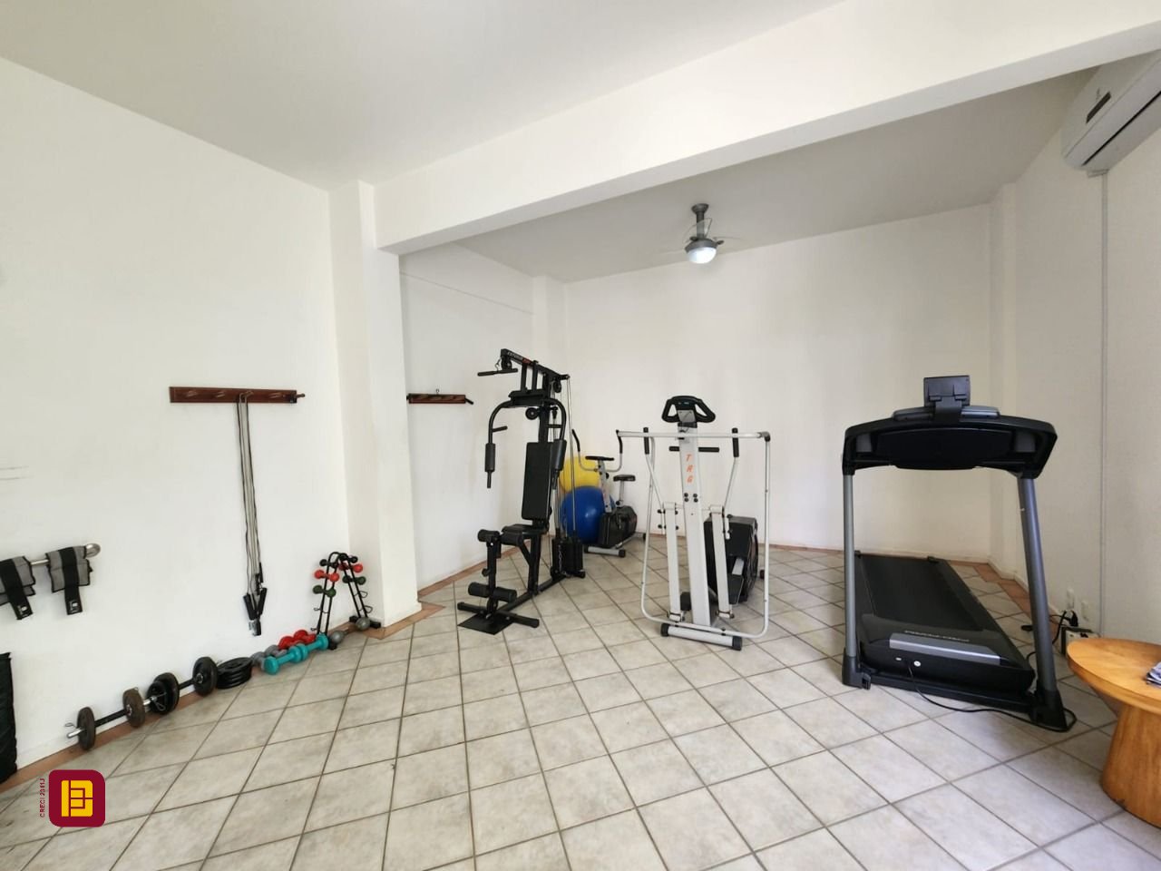 Apartamento com 66m², 3 quartos (sendo 1 suíte), 2 garagens, no bairro Centro em Florianópolis