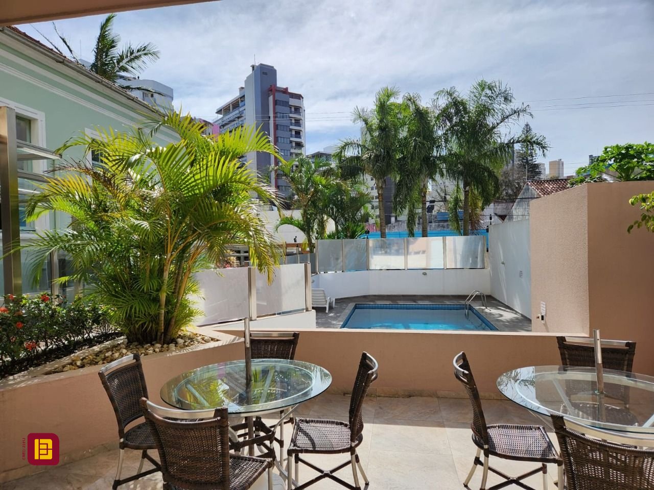 Apartamento com 66m², 3 quartos (sendo 1 suíte), 2 garagens, no bairro Centro em Florianópolis