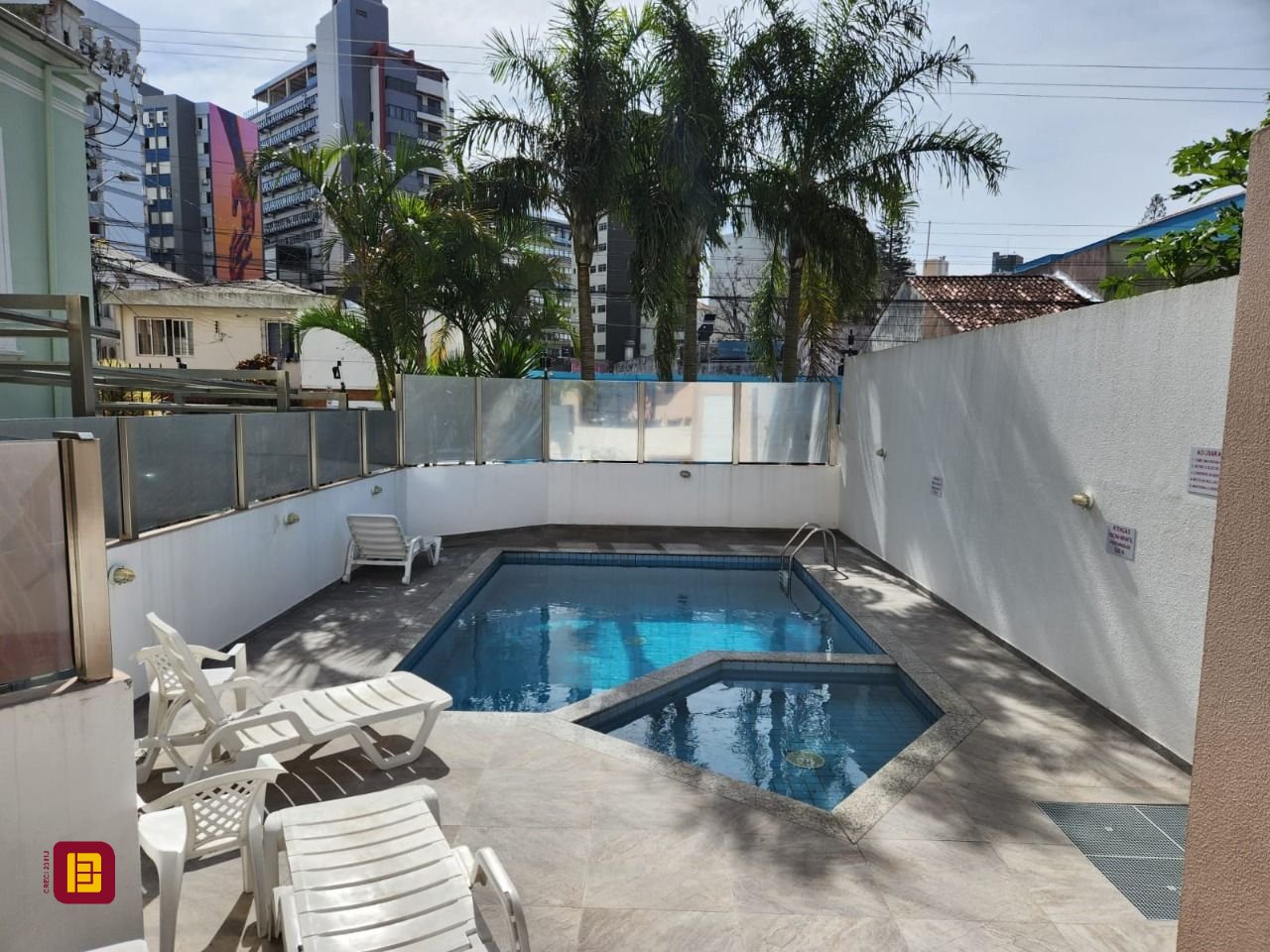 Apartamento com 66m², 3 quartos (sendo 1 suíte), 2 garagens, no bairro Centro em Florianópolis