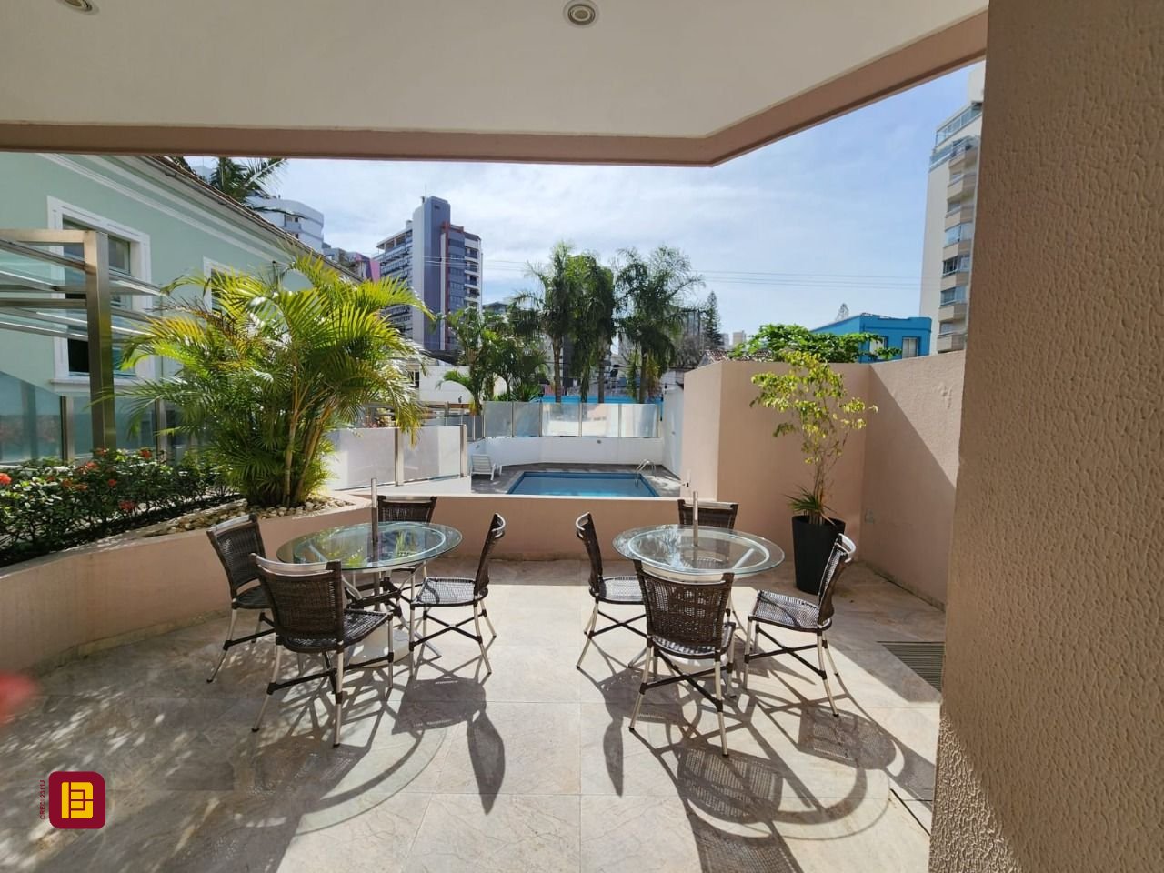 Apartamento com 66m², 3 quartos (sendo 1 suíte), 2 garagens, no bairro Centro em Florianópolis