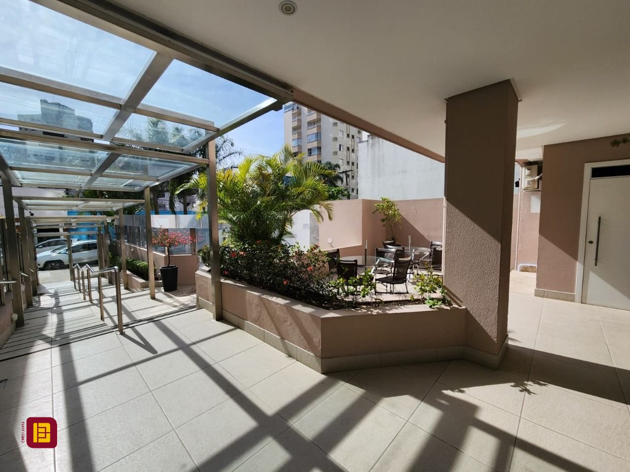Apartamento com 66m², 3 quartos (sendo 1 suíte), 2 garagens, no bairro Centro em Florianópolis