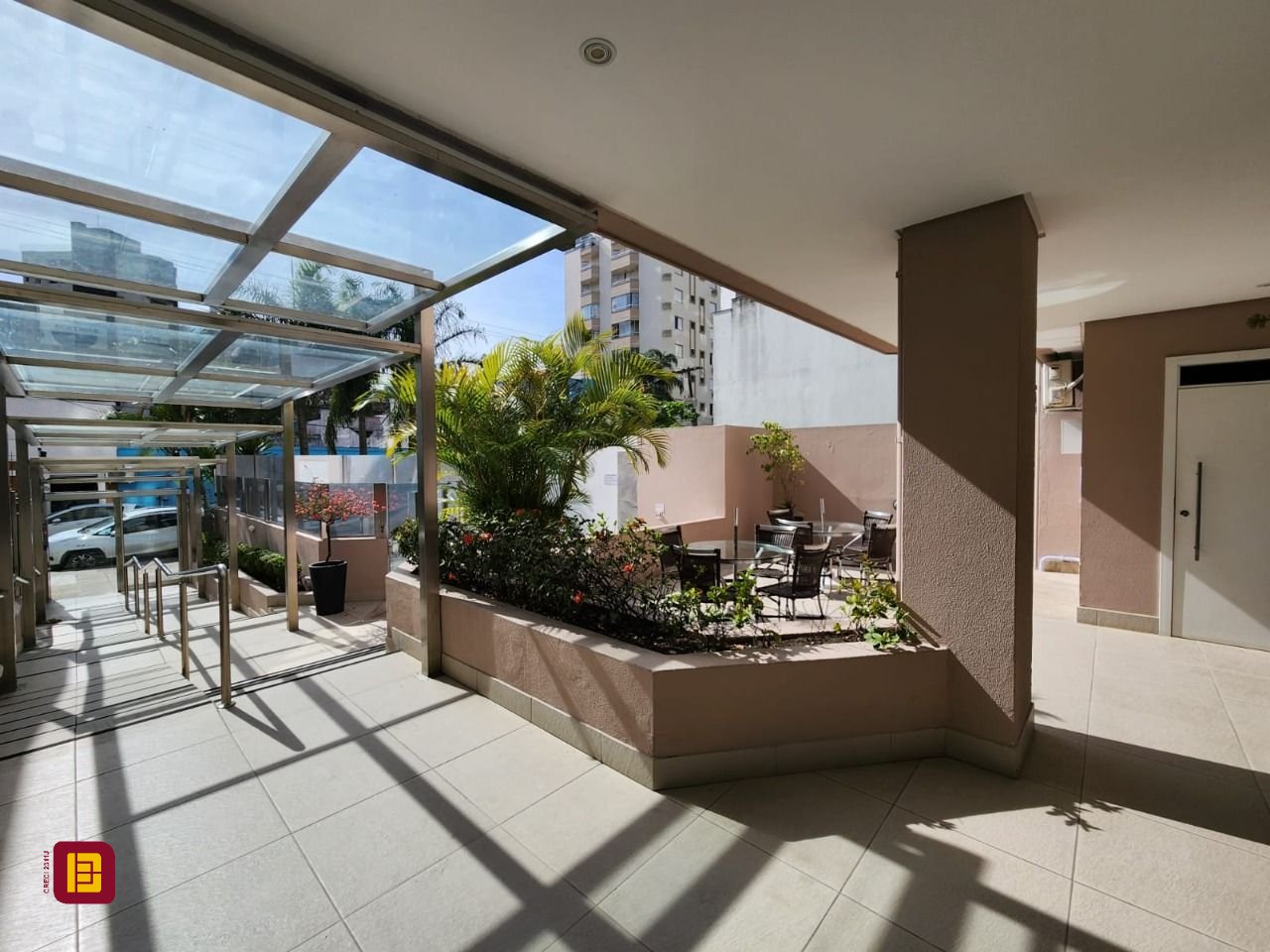 Apartamento com 66m², 3 quartos (sendo 1 suíte), 2 garagens, no bairro Centro em Florianópolis