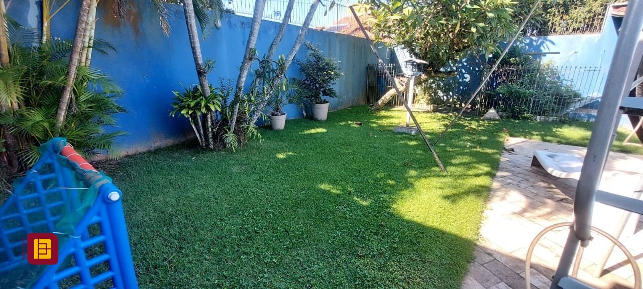 Casa com 300m², 4 garagens, no bairro Jardim Atlântico em Florianópolis