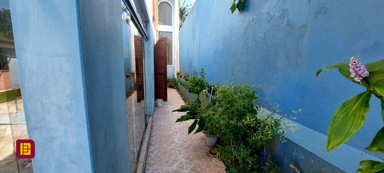 Casa com 300m², 4 garagens, no bairro Jardim Atlântico em Florianópolis