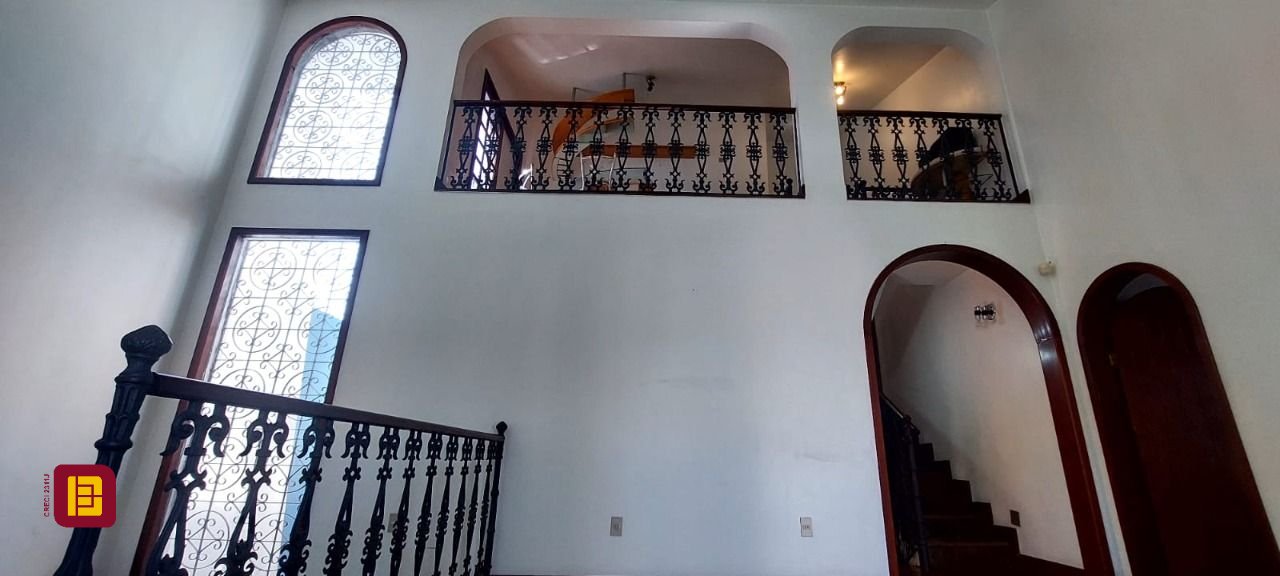 Casa com 300m², 4 garagens, no bairro Jardim Atlântico em Florianópolis