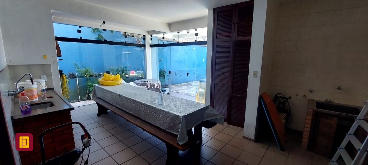 Casa com 300m², 4 garagens, no bairro Jardim Atlântico em Florianópolis