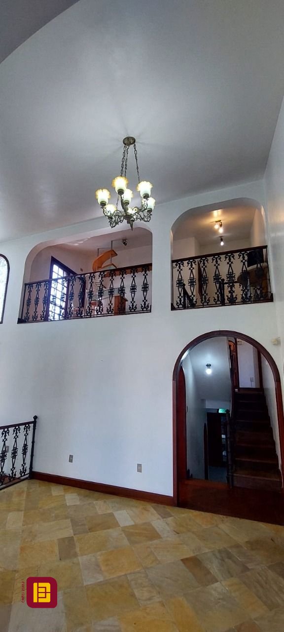 Casa com 300m², 4 garagens, no bairro Jardim Atlântico em Florianópolis