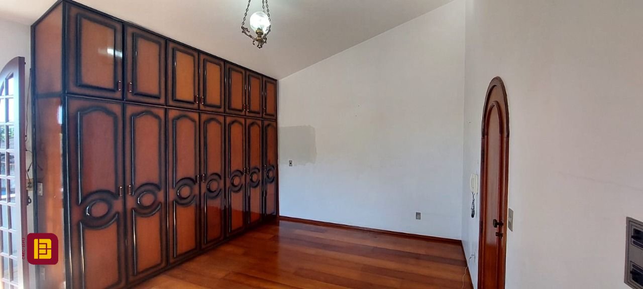 Casa com 300m², 4 garagens, no bairro Jardim Atlântico em Florianópolis