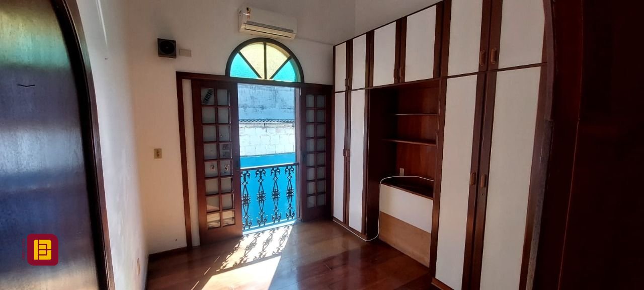 Casa com 300m², 4 garagens, no bairro Jardim Atlântico em Florianópolis