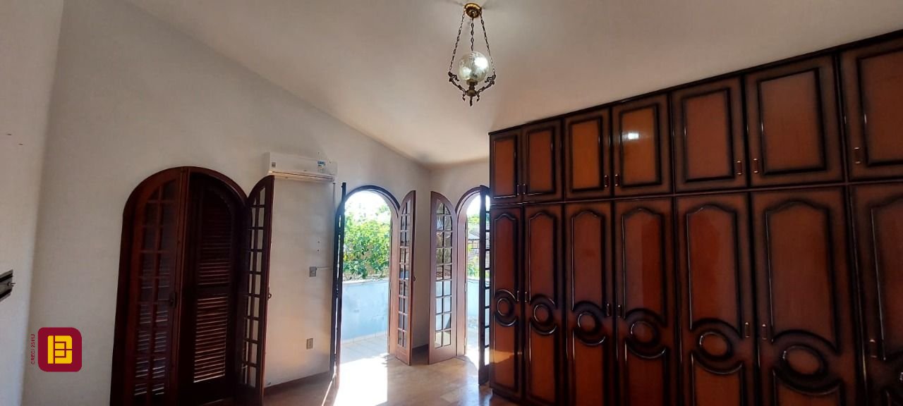 Casa com 300m², 4 garagens, no bairro Jardim Atlântico em Florianópolis
