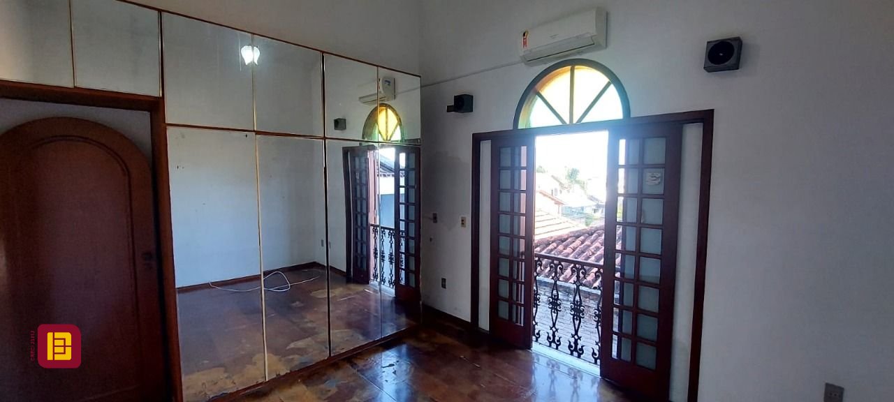 Casa com 300m², 4 garagens, no bairro Jardim Atlântico em Florianópolis