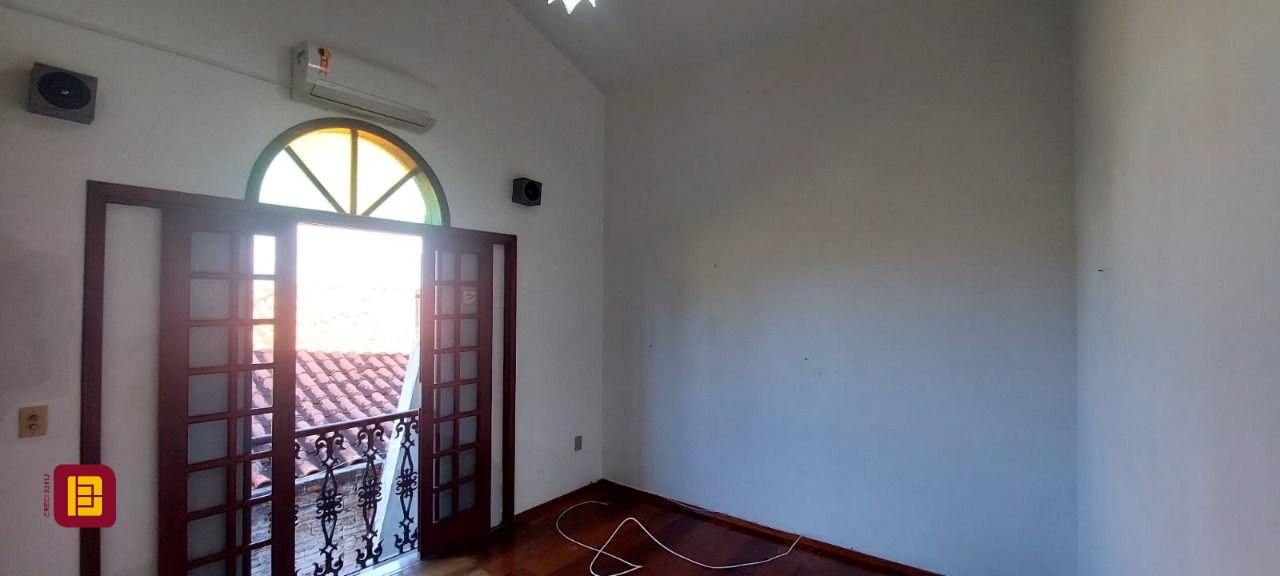 Casa com 300m², 4 garagens, no bairro Jardim Atlântico em Florianópolis