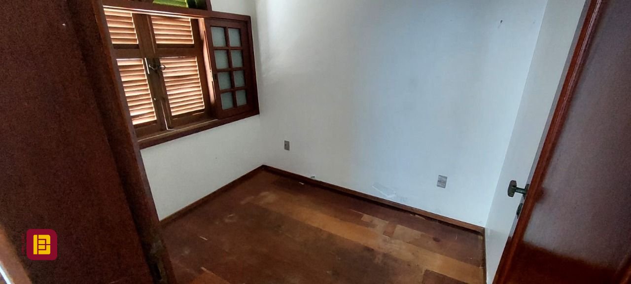 Casa com 300m², 4 garagens, no bairro Jardim Atlântico em Florianópolis