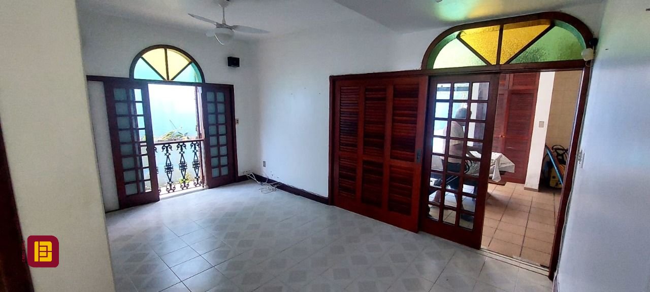 Casa com 300m², 4 garagens, no bairro Jardim Atlântico em Florianópolis