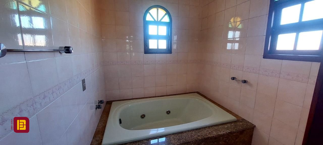 Casa com 300m², 4 garagens, no bairro Jardim Atlântico em Florianópolis