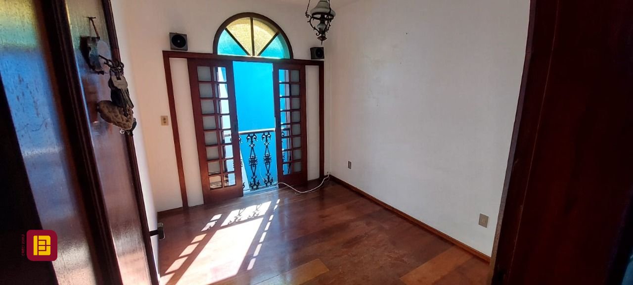 Casa com 300m², 4 garagens, no bairro Jardim Atlântico em Florianópolis