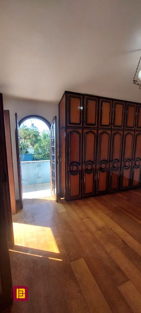 Casa com 300m², 4 garagens, no bairro Jardim Atlântico em Florianópolis
