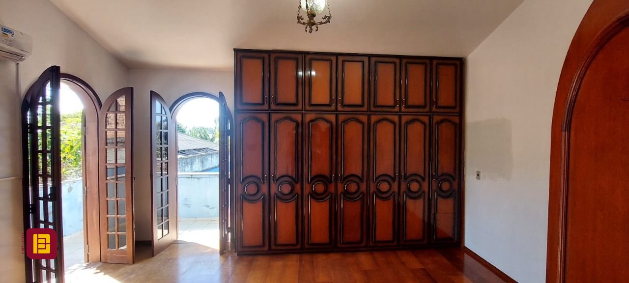 Casa com 300m², 4 garagens, no bairro Jardim Atlântico em Florianópolis
