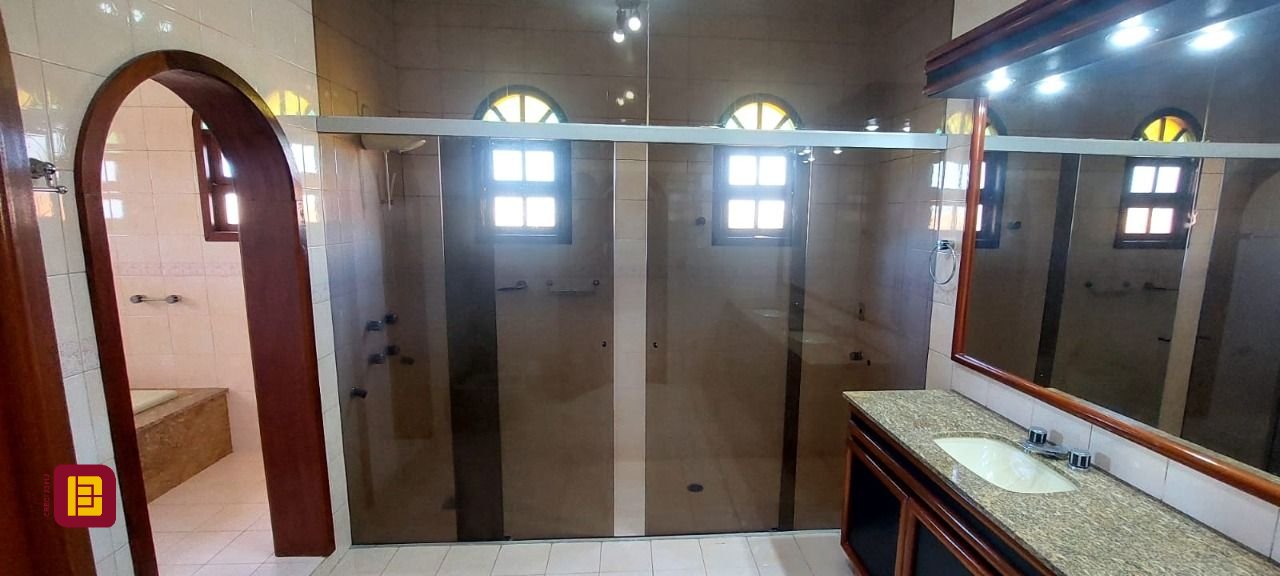 Casa com 300m², 4 garagens, no bairro Jardim Atlântico em Florianópolis