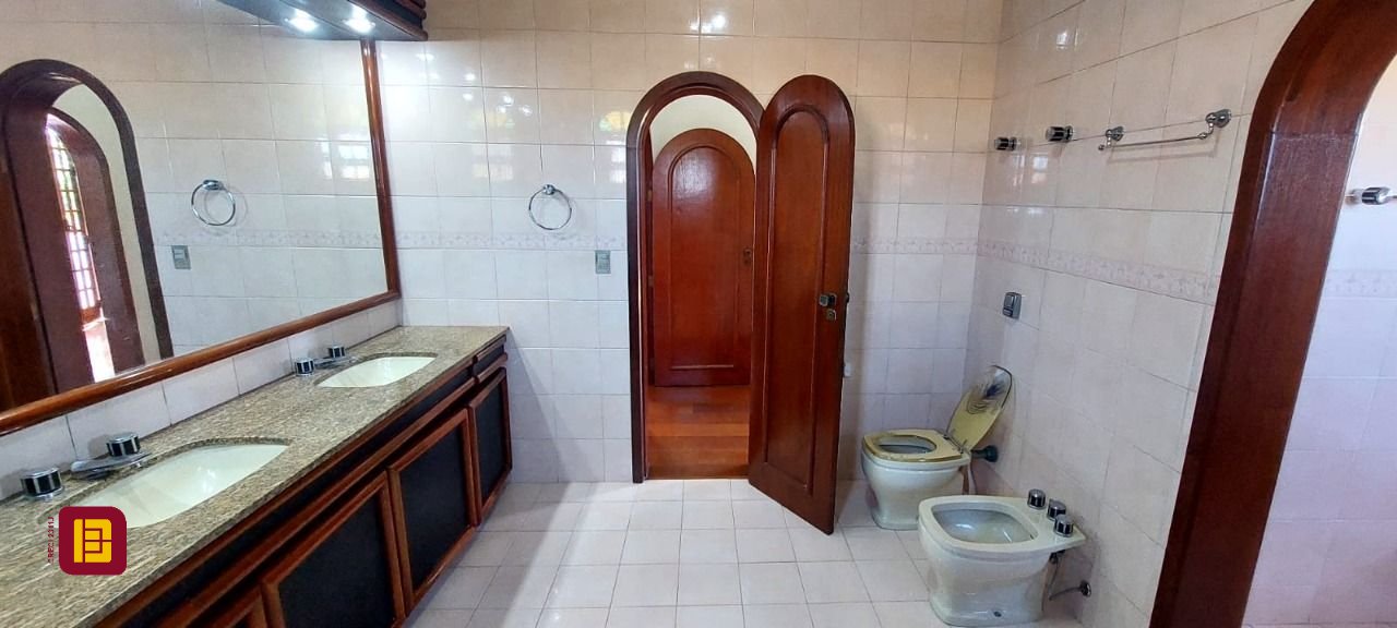 Casa com 300m², 4 garagens, no bairro Jardim Atlântico em Florianópolis