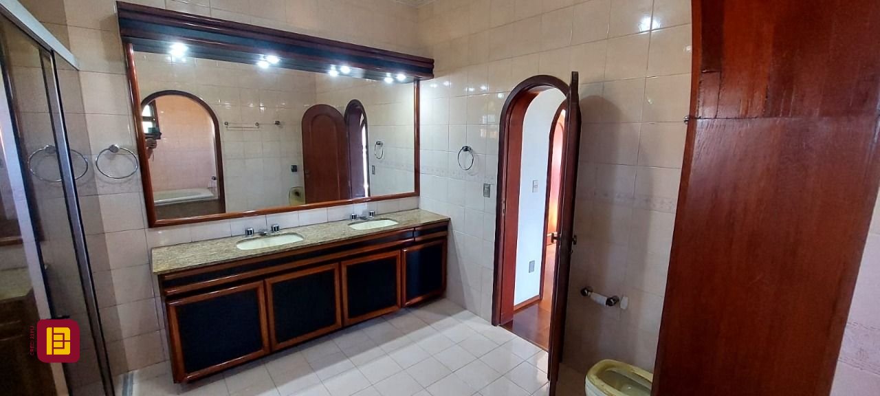 Casa com 300m², 4 garagens, no bairro Jardim Atlântico em Florianópolis