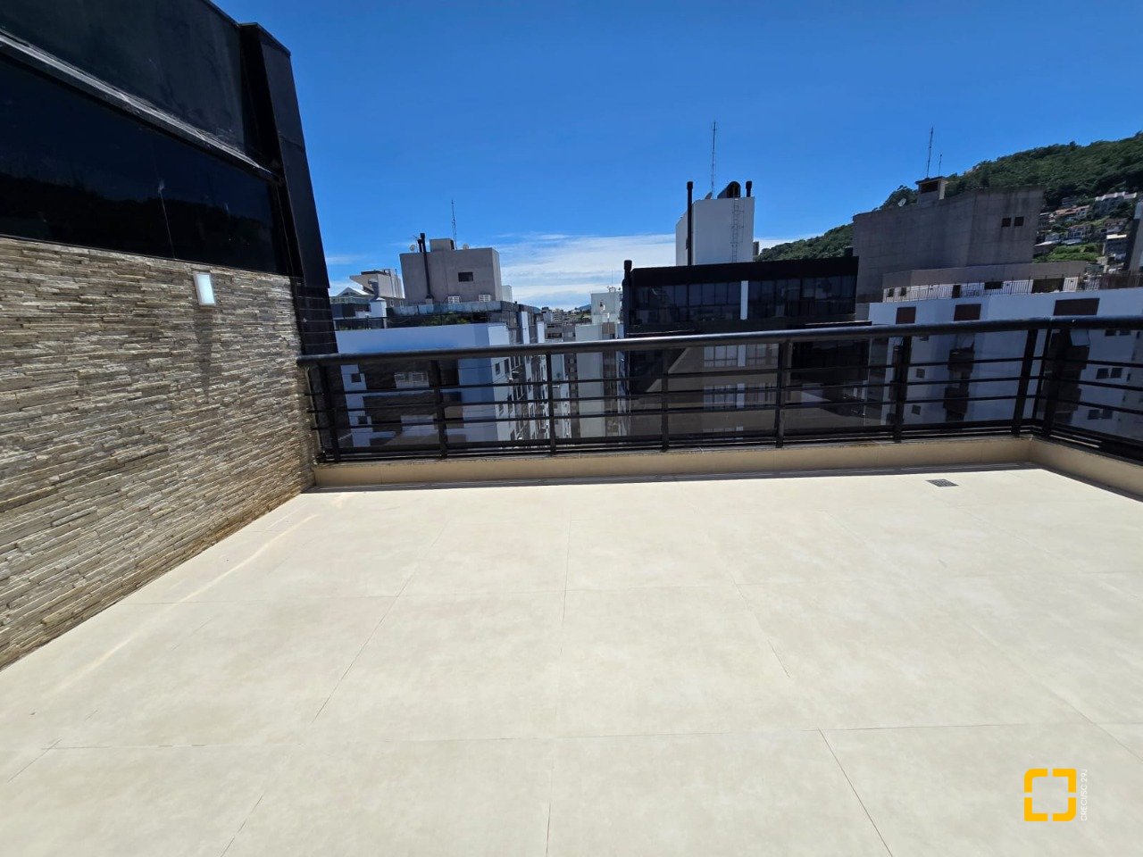 Cobertura com 237m², 5 quartos (sendo 2 suítes), 3 garagens, no bairro Centro em Florianópolis