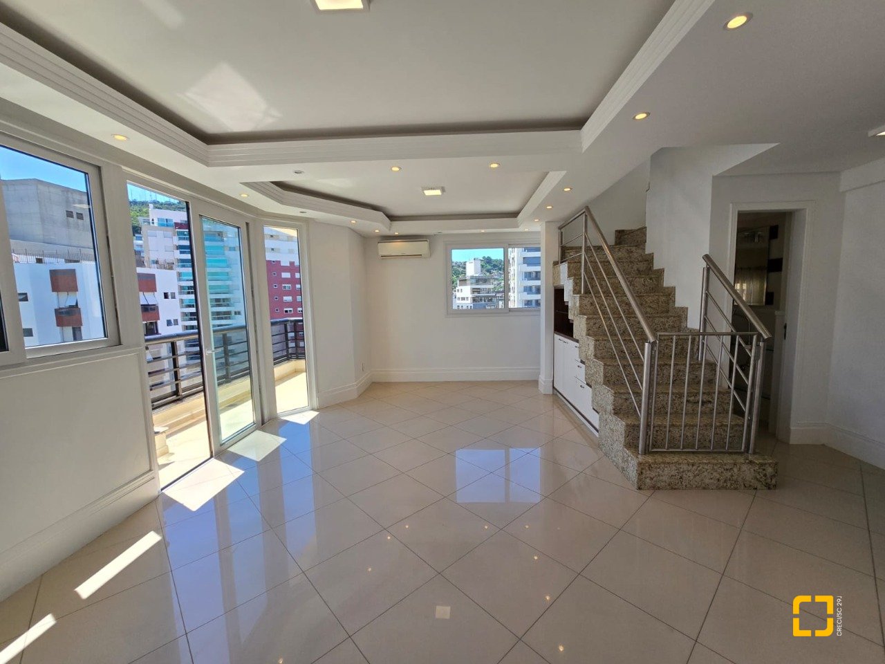 Cobertura com 237m², 5 quartos (sendo 2 suítes), 3 garagens, no bairro Centro em Florianópolis