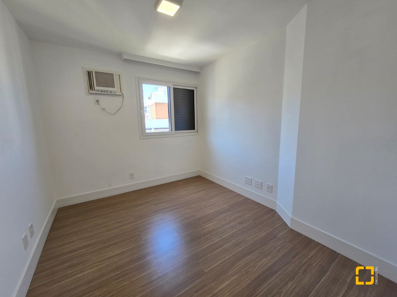 Cobertura com 237m², 5 quartos (sendo 2 suítes), 3 garagens, no bairro Centro em Florianópolis