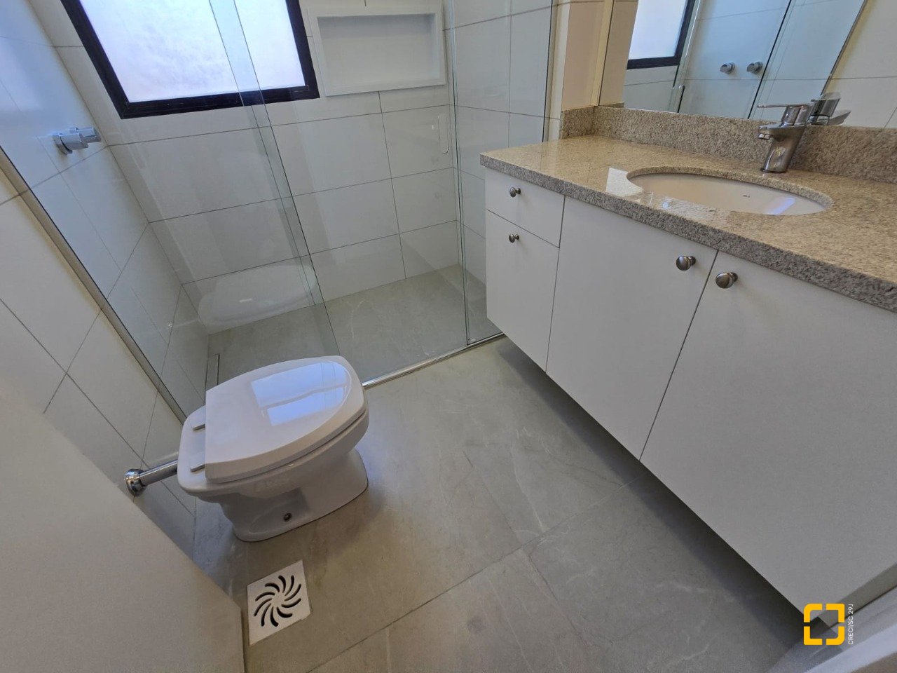 Cobertura com 237m², 5 quartos (sendo 2 suítes), 3 garagens, no bairro Centro em Florianópolis