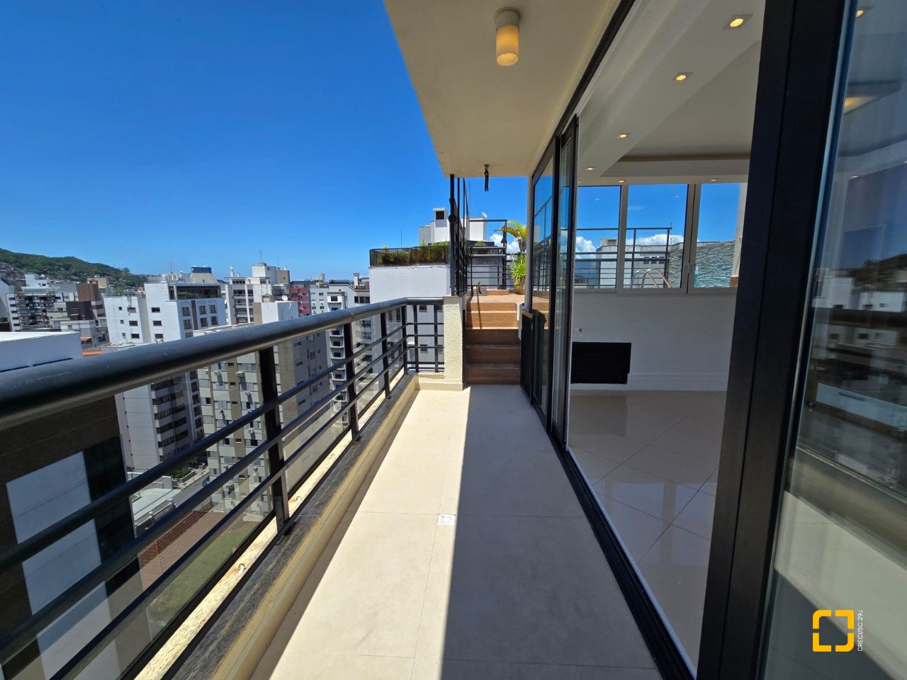 Cobertura com 237m², 5 quartos (sendo 2 suítes), 3 garagens, no bairro Centro em Florianópolis