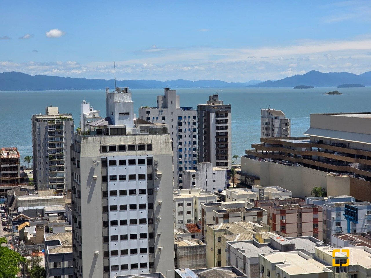 Cobertura com 237m², 5 quartos (sendo 2 suítes), 3 garagens, no bairro Centro em Florianópolis