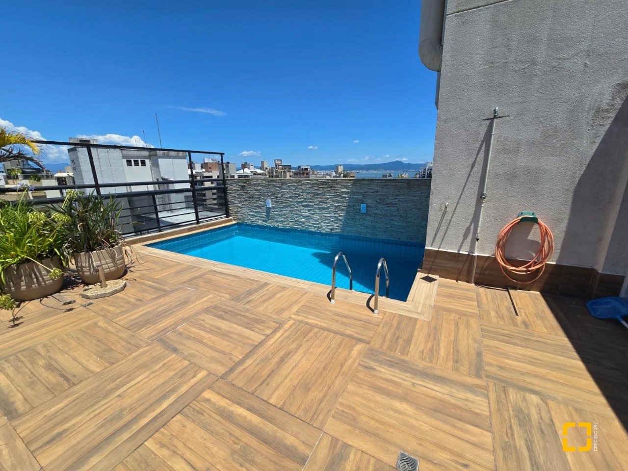 Cobertura com 237m², 5 quartos (sendo 2 suítes), 3 garagens, no bairro Centro em Florianópolis