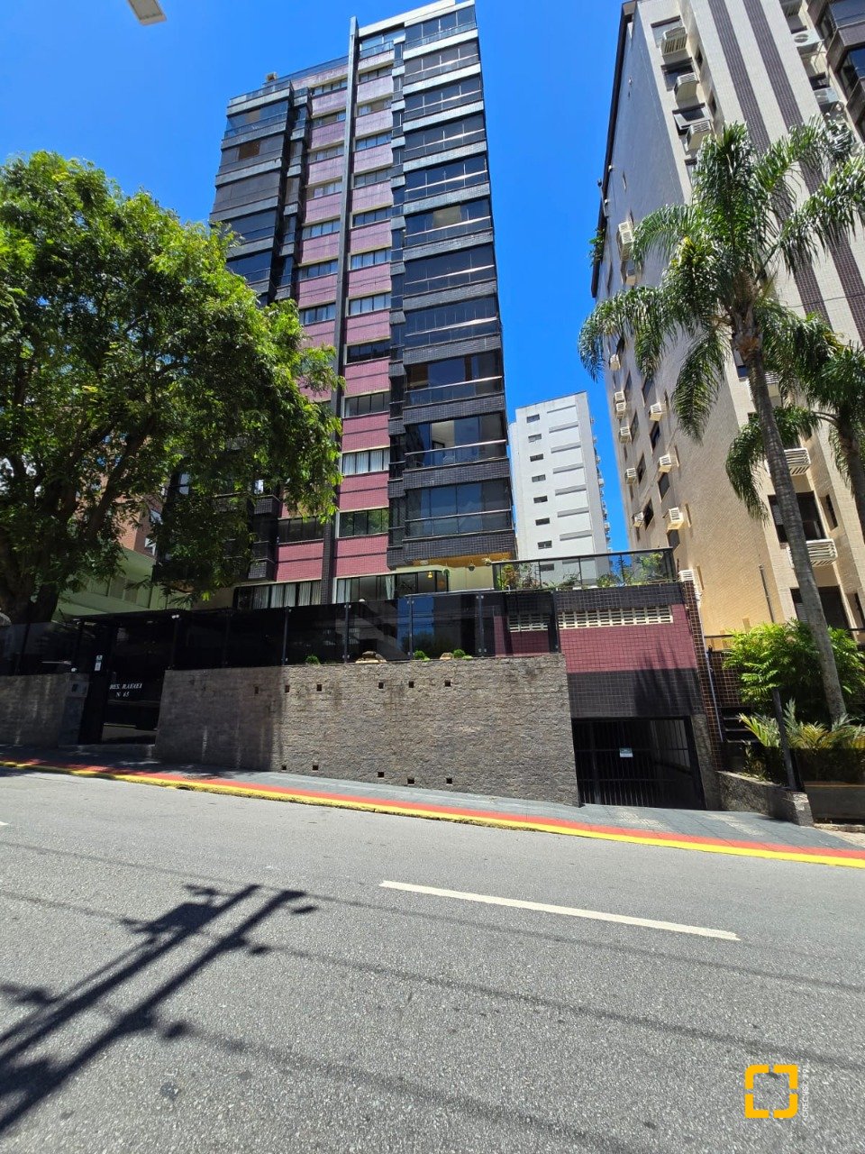 Cobertura com 237m², 5 quartos (sendo 2 suítes), 3 garagens, no bairro Centro em Florianópolis