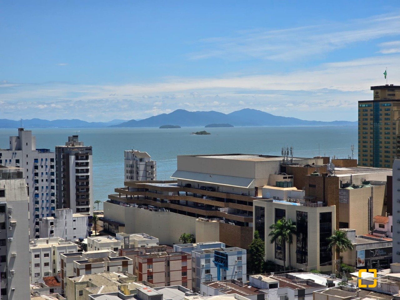 Cobertura com 237m², 5 quartos (sendo 2 suítes), 3 garagens, no bairro Centro em Florianópolis