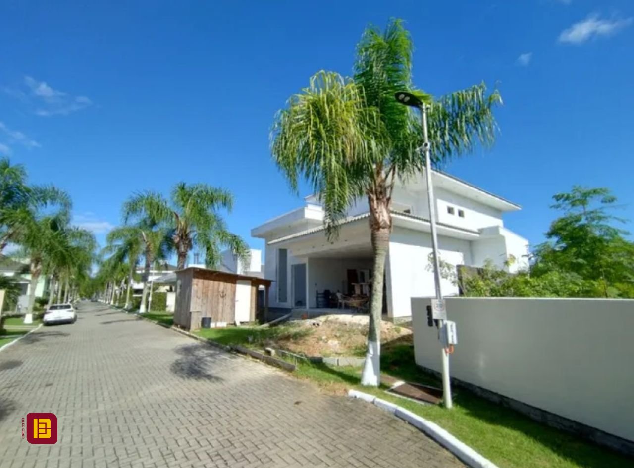 Casa de Condomínio com 280m², 4 quartos (sendo 4 suítes), 2 garagens, no bairro Vargem Pequena em Florianópolis