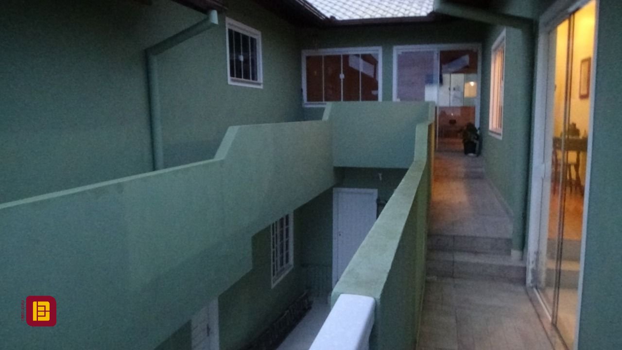 Casa com 484m², 14 quartos (sendo 7 suítes), 10 garagens, no bairro Armação do Pântano do Sul em Florianópolis