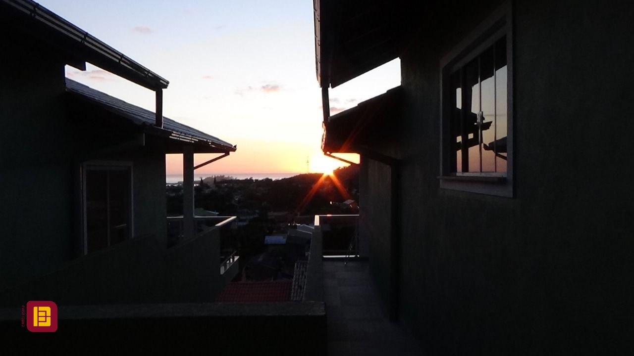 Casa com 484m², 14 quartos (sendo 7 suítes), 10 garagens, no bairro Armação do Pântano do Sul em Florianópolis