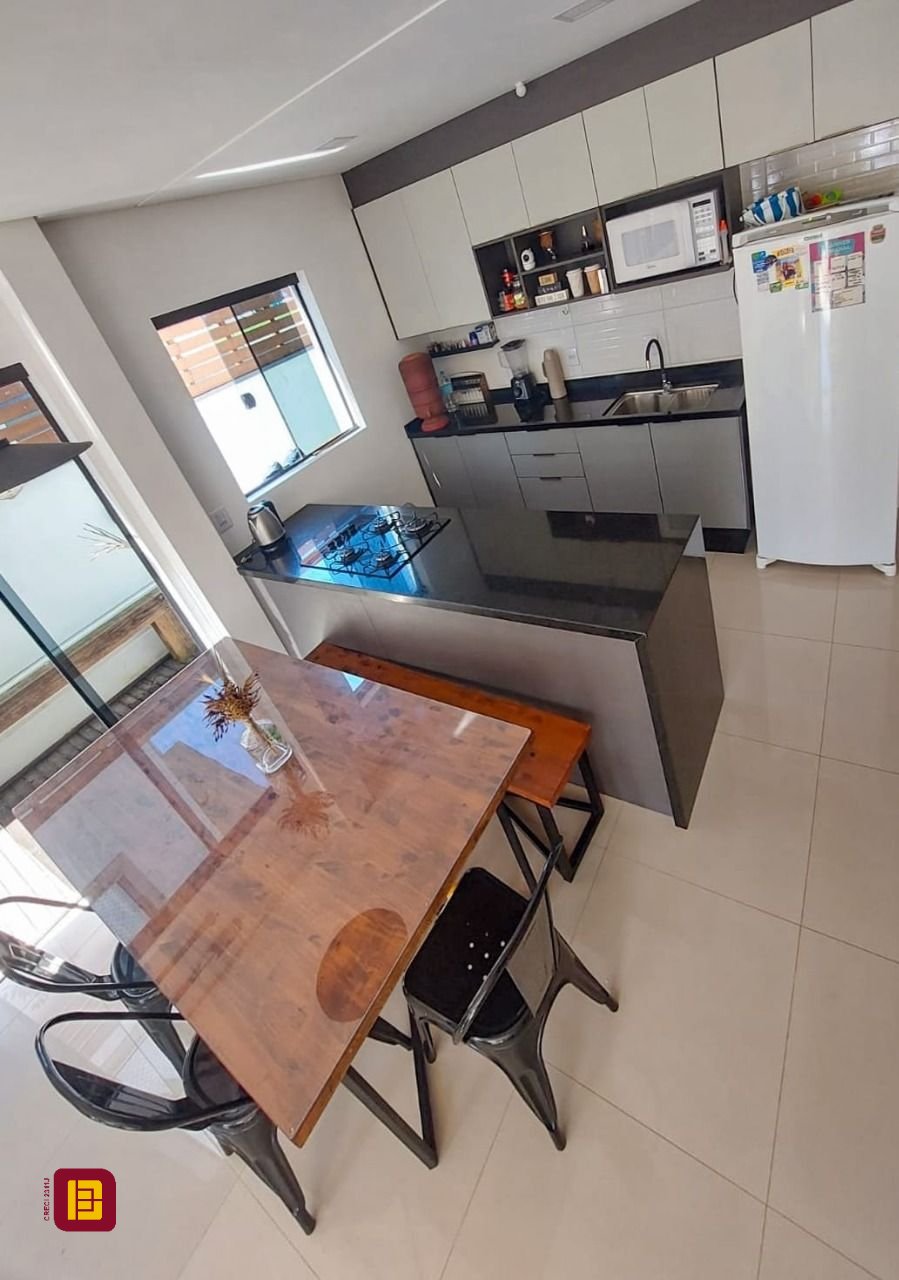 Casa com 133m², 5 quartos (sendo 2 suítes), 3 garagens, no bairro Rio Vermelho em Florianópolis