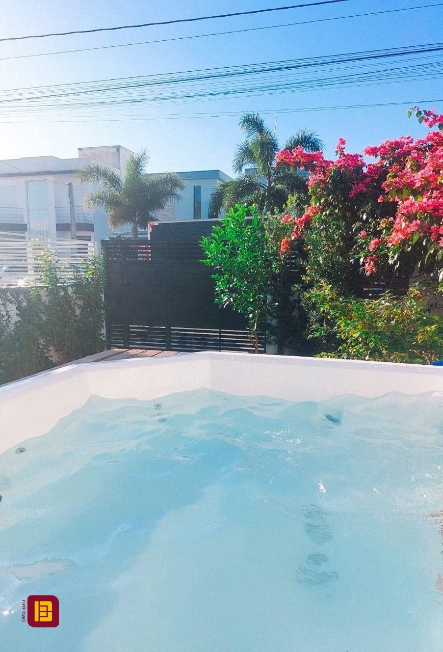 Casa com 133m², 5 quartos (sendo 2 suítes), 3 garagens, no bairro Rio Vermelho em Florianópolis