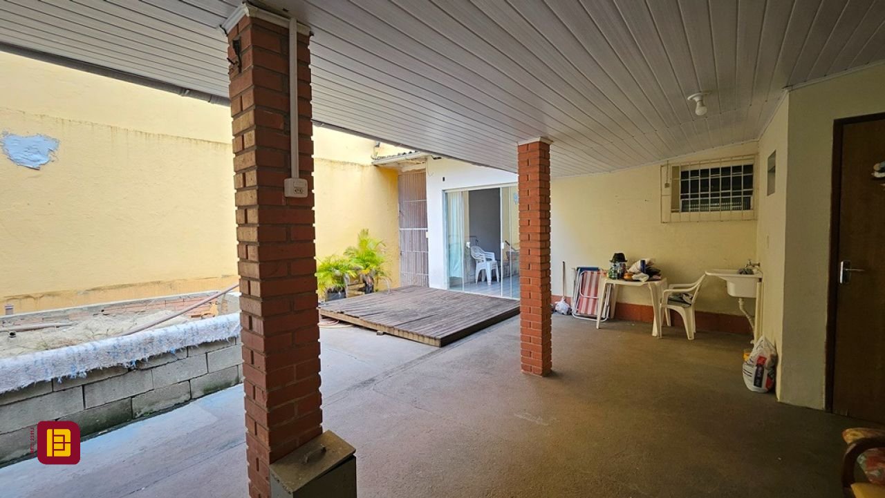 Casa com 190m², 2 garagens, no bairro Centro em Florianópolis
