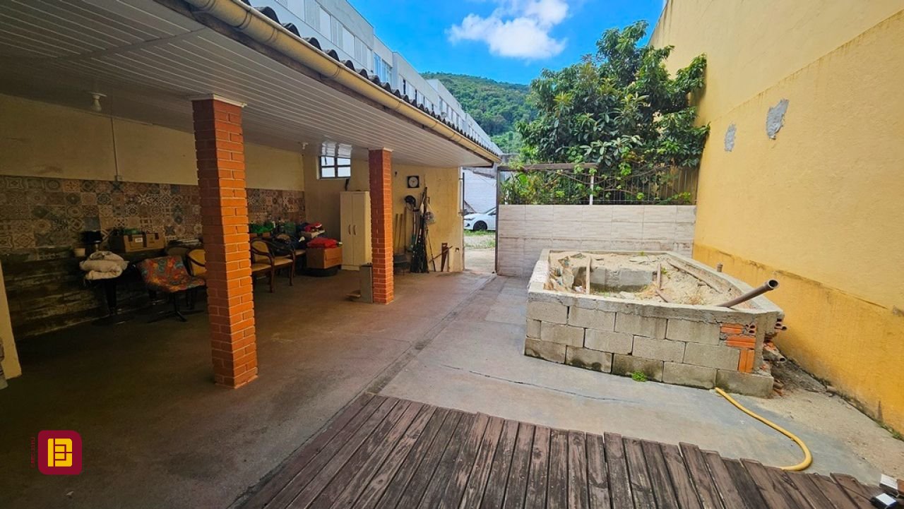 Casa com 190m², 2 garagens, no bairro Centro em Florianópolis