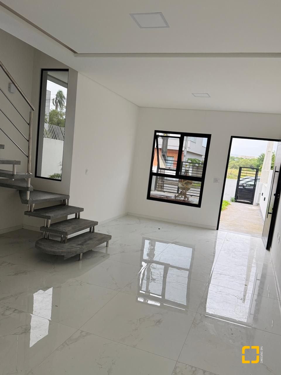 Casa com 110m², 3 quartos (sendo 1 suíte), 2 garagens, no bairro Sertão do Maruim em São José